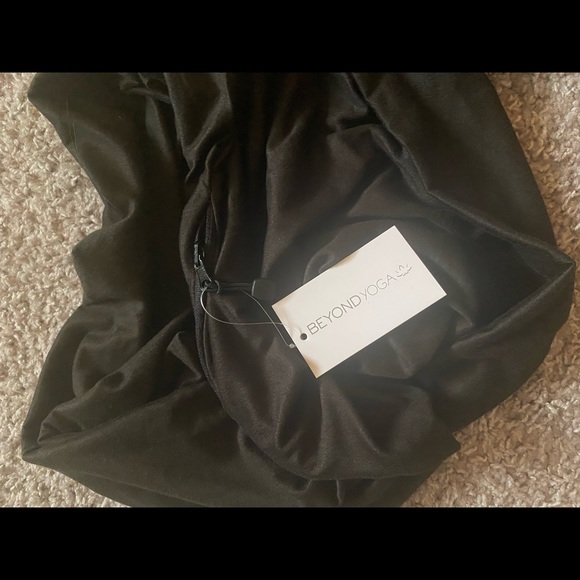 Beyond Yoga Infinity Scarf with pocket - Picture 4 of 6